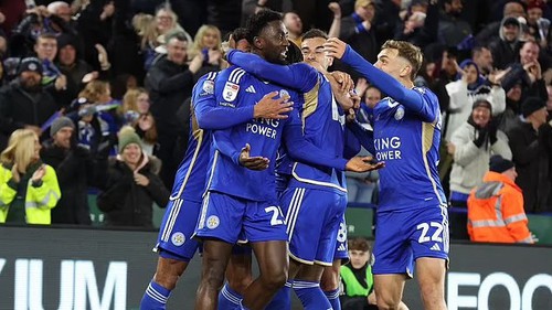 Leicester City chính thức trở lại Premier League