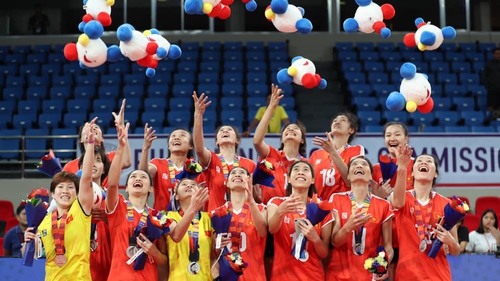 Hoa khôi bóng chuyền dạy tiếng Anh tham gia chiến dịch đầy ý nghĩa ở quê nhà cùng hậu vệ ĐT Việt Nam