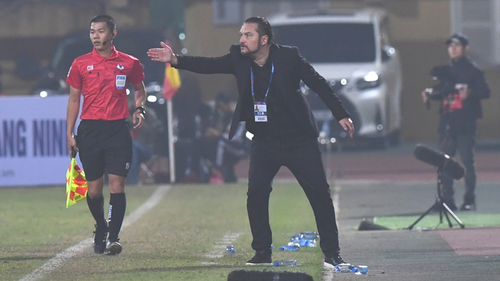 Vừa bị phạt nặng, HLV Thanh Hóa lại có hành động 'lạ' khi họp báo