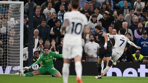 Thủ môn số 1 của Man City phản ứng cực mạnh khi bị thay ra nhưng Guardiola đã quyết định đúng