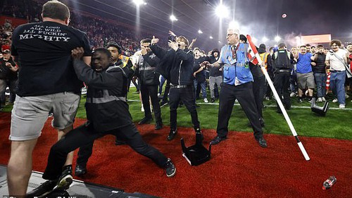 Bạo loạn xảy ra trong ngày Southampton giành vé chung kết play-off thăng hạng Ngoại hạng Anh, CĐV ném 'vật thể lạ' vào nhau