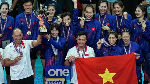 HLV Tuấn Kiệt có hành động đầy ý nghĩa với Thanh Thúy ở chung kết Cúp châu Á, khiến CĐV khen ngợi hết lời