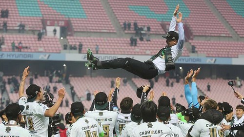 Tân HLV trưởng ĐT Việt Nam nhảy ăn mừng cực chất khiến cộng đồng mạng 'dậy sóng'