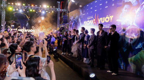 Dàn nghệ sĩ Việt "đổ bộ" thảm đỏ ra mắt phim "Móng vuốt"