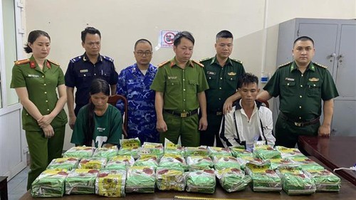 Bắt giữ vợ chồng người Mông vận chuyển 30kg ma túy