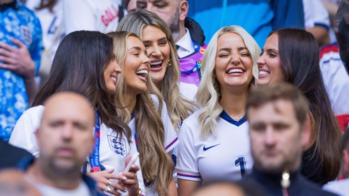 Dàn WAGs tuyển Anh 'đại náo' khán đài EURO, bà xã Pickford gây chú ý nhất