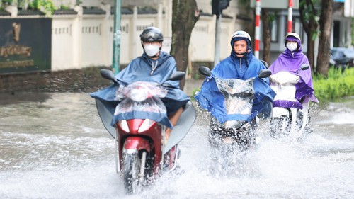 Các quận nội thành Hà Nội có mưa rào và dông trong sáng 26/6
