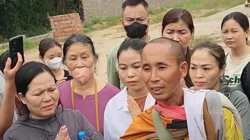 Ông Lê Anh Tú (Thích Minh Tuệ) tự nguyện dừng việc đi bộ khất thực