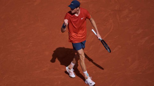 Jannik Sinner vào bán kết giải Pháp mở rộng, chiếm luôn ngôi số 1 thế giới của Djokovic