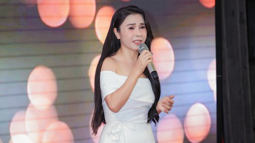 Ca sĩ Thu Hường ra mắt dự án âm nhạc "Chuyện chúng mình"