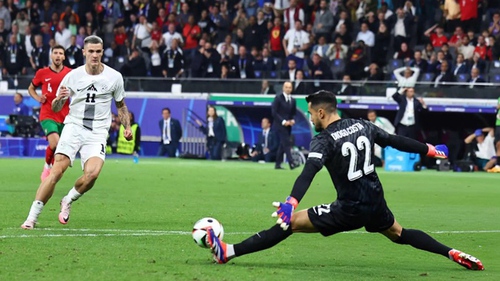 Diogo Costa: Người ‘giải cứu’ Ronaldo từng vừa kiến tạo vừa cản 11m trong một trận đấu ở Cúp C1