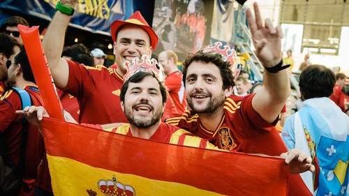 CĐV Tây Ban Nha vỡ òa vì tấm vé vào bán kết 