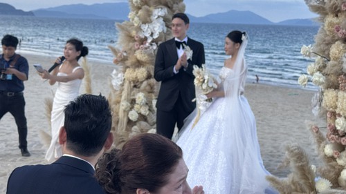 Thủ môn Văn Lâm dành lời ngôn tình cho vợ Yến Xuân tại lễ thành hôn