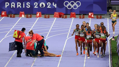 Cựu vô địch Pháp đổ gục khi đang thi đấu ở Olympic khiến khán giả lo lắng