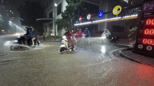 Hình ảnh: Mưa lớn lúc nửa đêm, nhiều tuyến phố của Hà Nội ngập trong biển nước