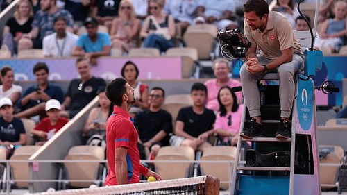 Djokovic bị la ó vì tranh cãi với trọng tài, vẫn bình tĩnh giành vé vào chung kết đơn nam Olympic 2024