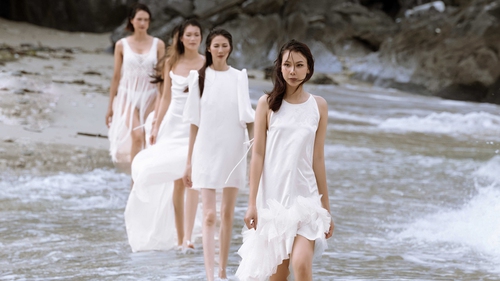 Độc đáo dàn người mẫu trình diễn thời trang trên biển ở vịnh Lan Hạ