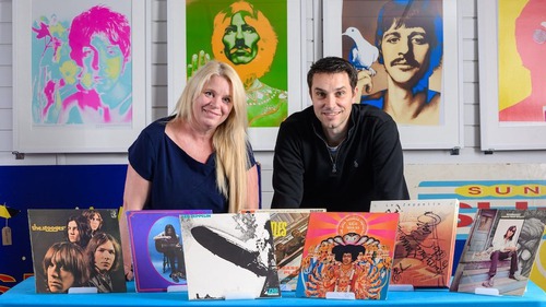 Sự hoài niệm giúp kỷ vật gây "bão giá"