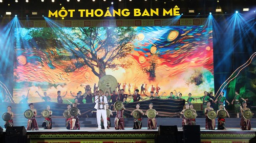 Chào năm mới 2025: Sớm hiện thực khát vọng phát triển nhanh, bền vững