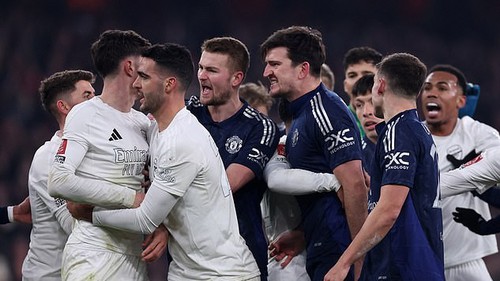 Maguire mắng Kai Havertz bằng 3 từ trong màn ẩu đả dẫn đến quả phạt đền gây tranh cãi
