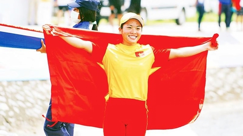 'Tay chèo vàng' của thể thao Việt Nam xin nghỉ tập đua thuyền vì bị nợ thưởng suốt 3 năm