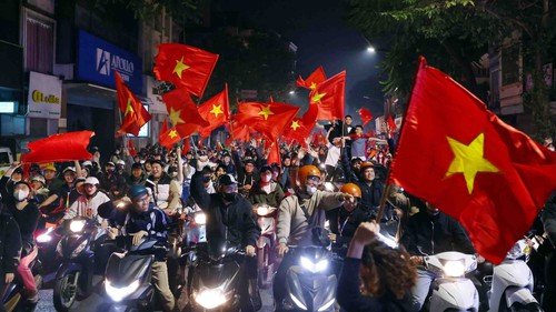 Người hâm mộ Hà Nội đổ ra đường mừng Việt Nam vô địch ASEAN Cup 2024