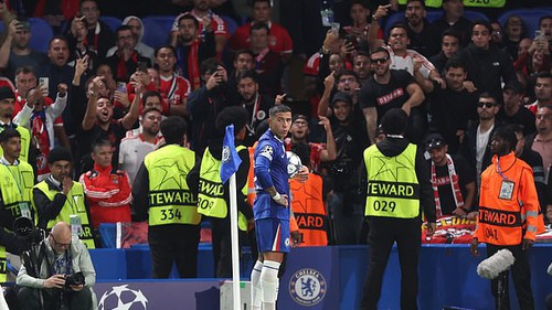 Sao Chelsea bị CĐV ném chai lọ, HLV Mourinho đứng ra giải cứu