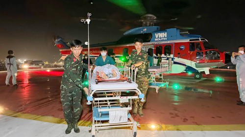 3 bệnh nhân từ Trường Sa được trực thăng đưa về đất liền cấp cứu