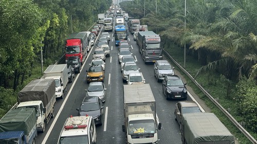 Cao tốc Hà Nội - Hòa Lạc ùn tắc kèo dài hàng km