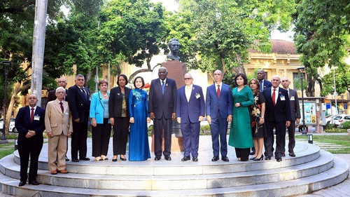 Chủ tịch Quốc hội Cuba đặt hoa tại Tượng đài Anh hùng dân tộc José Marti