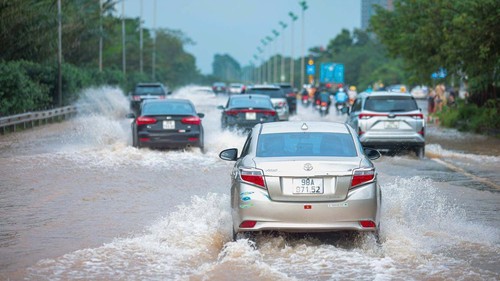 Nhiều tuyến đường Hà Nội vẫn ngập sâu sáng 1/10