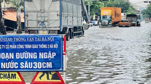Nước rút chậm, tuyến đường vào Bệnh viện K Tân Triều, Hà Nội vẫn ngập nặng