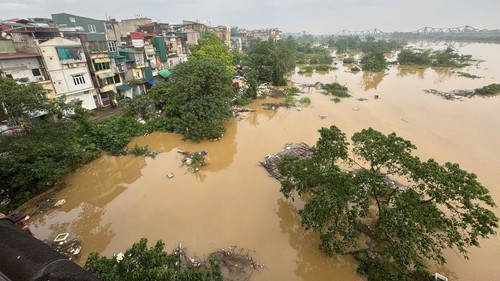 Nước sông Hồng dâng cao, ảnh hưởng đến cuộc sống của người dân Hà Nội