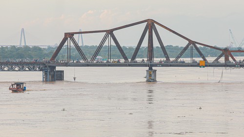 Nước sông Hồng dâng nhanh, nhiều địa điểm ngập sâu