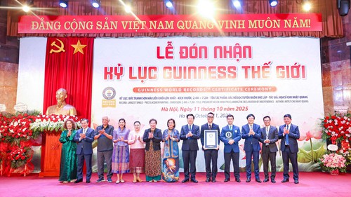 Họa sĩ Chu Nhật Quang nhận kỷ lục tranh sơn mài liền khối lớn nhất thế giới