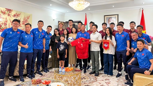 Đội tuyển U23 Việt Nam giao lưu tại Đại sứ quán Việt Nam ở UAE