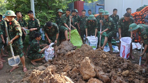 Hà Nội: Bộ đội sát cánh cùng nhân dân chống lũ