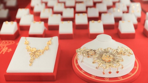 Giá vàng lại vượt mốc 4.000 USD/ounce