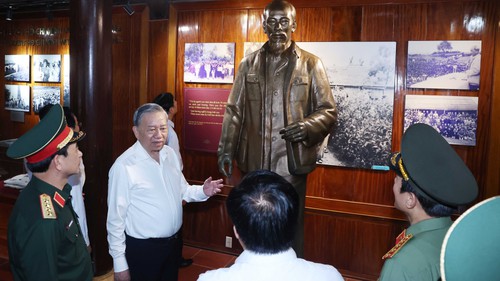 Tổng Bí thư Tô Lâm dâng hương tưởng nhớ Chủ tịch Hồ Chí Minh