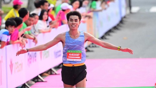 Huỳnh Anh Khôi chạy 3 giải marathon trong 2 tuần, vô địch 2 giải