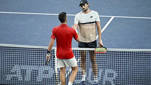 Tay vợt nằm ngoài top 200 thế giới vừa thắng sốc Djokovic là ai?