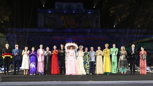 Quyên góp 2,5 tỷ đồng ủng hộ đồng bào vùng lũ tại Lễ hội Văn hoá Thế giới tại Hà Nội