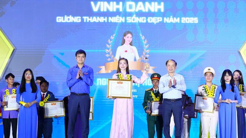 Ca sĩ Hòa Minzy nhận danh hiệu “Thanh niên sống đẹp” năm 2025