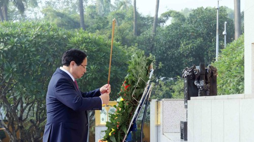 Đoàn đại biểu dự Đại hội Đảng bộ Chính phủ lần thứ nhất đến đặt vòng hoa, dâng hương, tưởng niệm các Anh hùng liệt sĩ