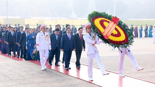 Đoàn đại biểu dự Đại hội Đảng bộ Chính phủ vào Lăng viếng Chủ tịch Hồ Chí Minh