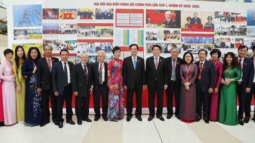 Chủ tịch nước tham quan triển lãm ảnh của TTXVN tại Đại hội đại biểu Đảng bộ Chính phủ lần thứ nhất