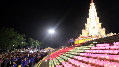 Lung linh lễ cầu an và hội hoa đăng ở sông Lục Đầu