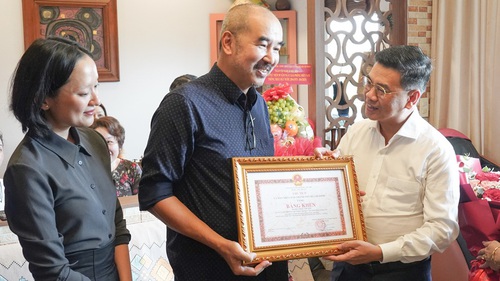 Đạo diễn Bùi Thạc Chuyên nhận bằng khen từ UBND TP. HCM cho phim 'Địa đạo'