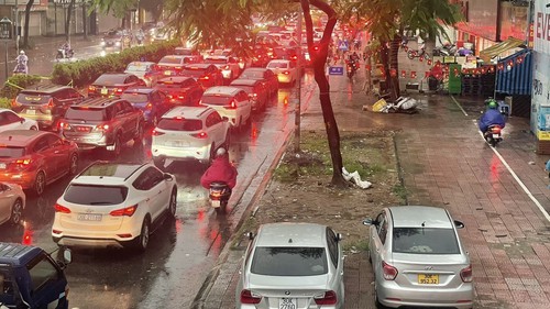 Nhiều tuyến đường Hà Nội tắc nghẽn cục bộ trong cơn mưa sớm