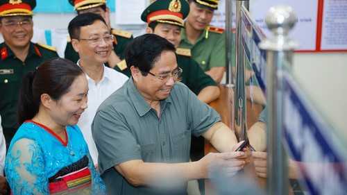 Thủ tướng kiểm tra hoạt động của Trung tâm Phục vụ hành chính công xã Bát Mọt, Thanh Hoá